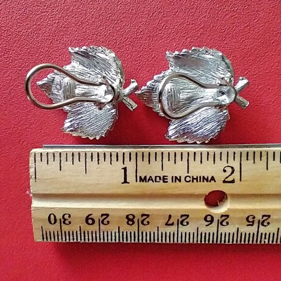 Vintage Clip On Earrings Silvertone Leaves Faux Pearl Mid Century - Picture 8 of 9